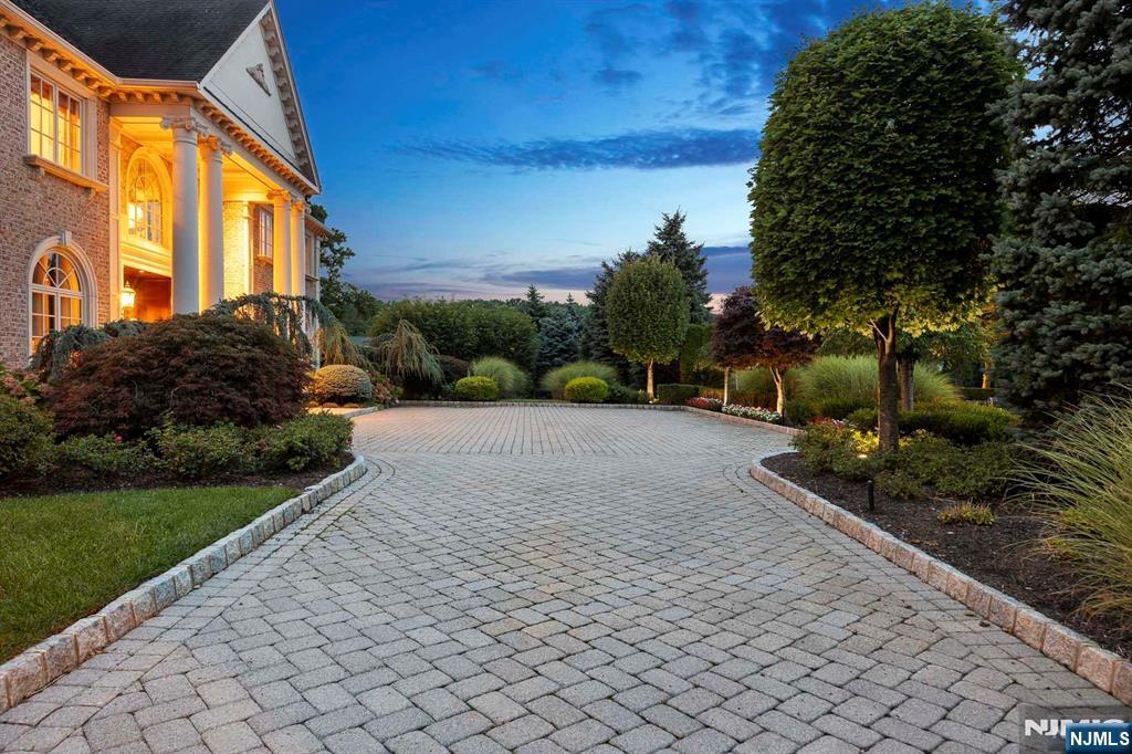 Homes for sale in Cresskill, NJ | 196 Vaccaro Dr, Cresskill, NJ 07626 | MLS# 25026956