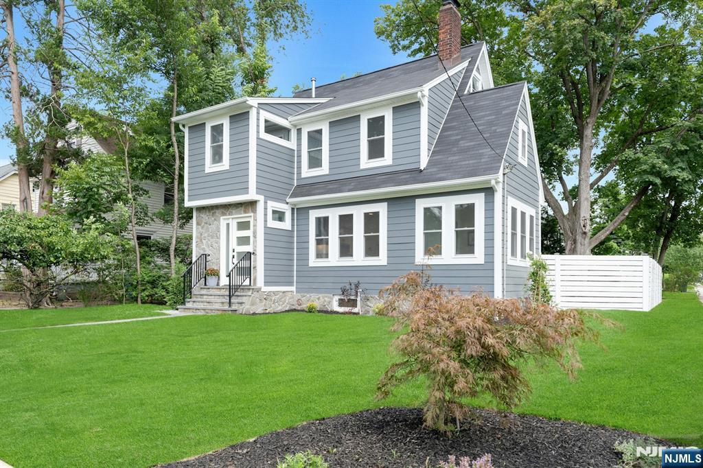 $1,149,000 Colonial