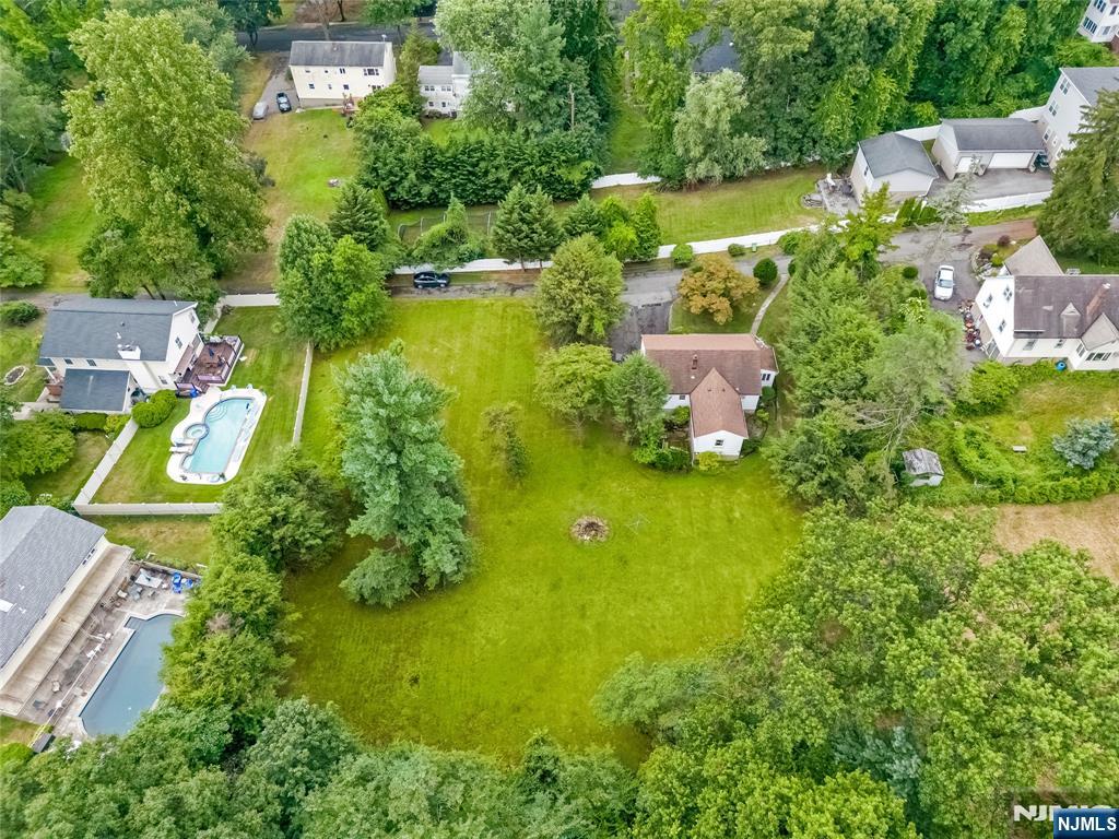 Homes for sale in Paramus, NJ | 4 Schubert Ln, Paramus, NJ 07652 | MLS# 25027281