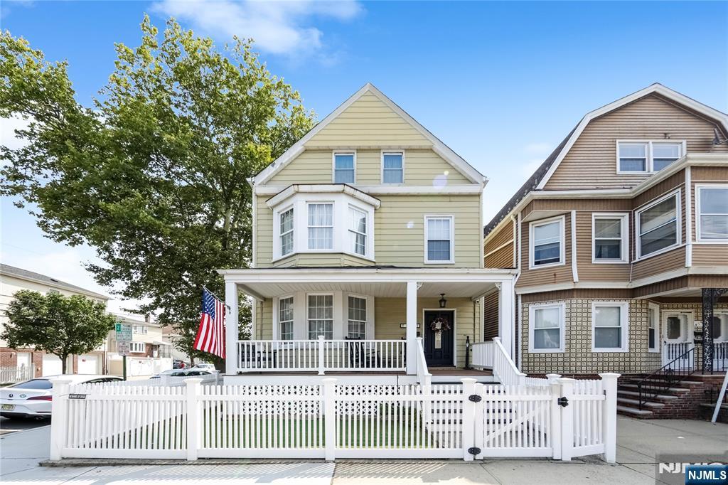 $729,000 Colonial