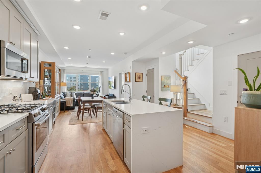 $925,000 Condo
