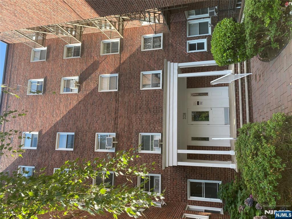 Homes for sale in Fort Lee, NJ | 328 N Plaza Brg #5J, Fort Lee, NJ 07024 | MLS# 25027732