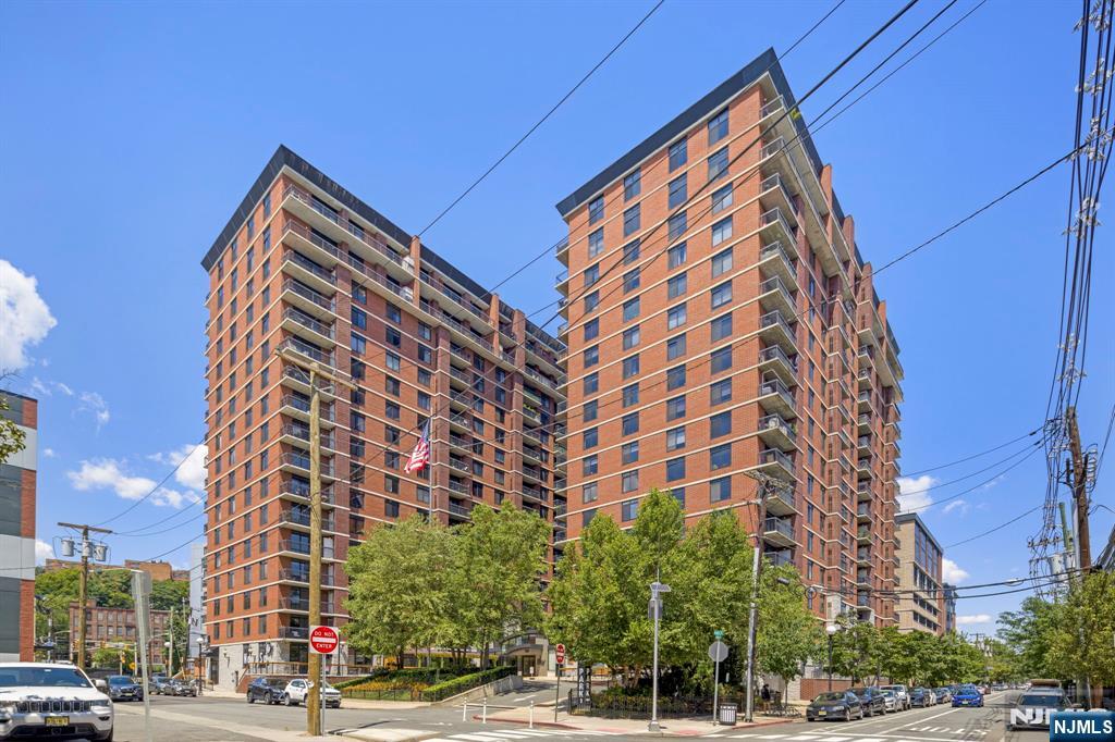 $899,900 Condo