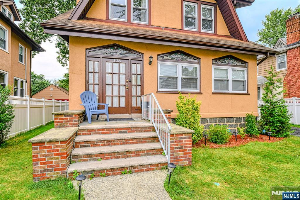 Homes for sale in Fort Lee, NJ | 1128 Edgewood Ln, Fort Lee, NJ 07024 | MLS# 25028058