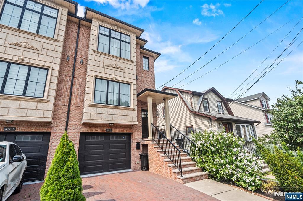 その他 NEIGHBORHOOD - neighborhood LOCKFIELD DECK0 MLS Number 25028107 - 3 bed,3 bath, Condo/Coop/Townhouse