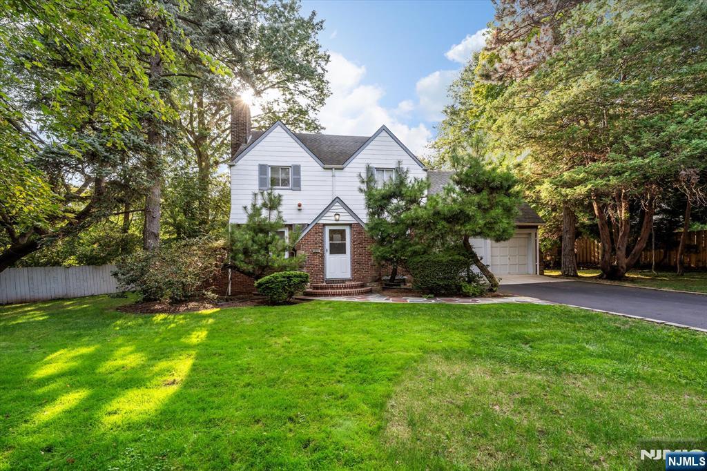 $1,179,000 Colonial