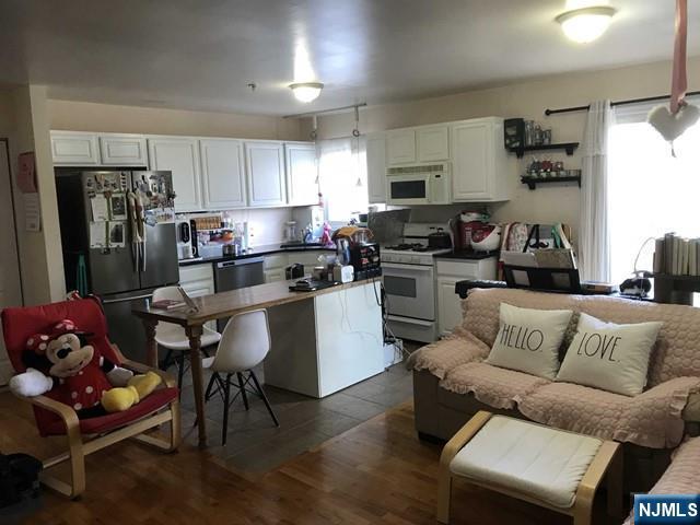 Homes for sale in Palisades Park, NJ | 118 Bergen Blvd #3A, Palisades Park, NJ 07650 | MLS# 25028689