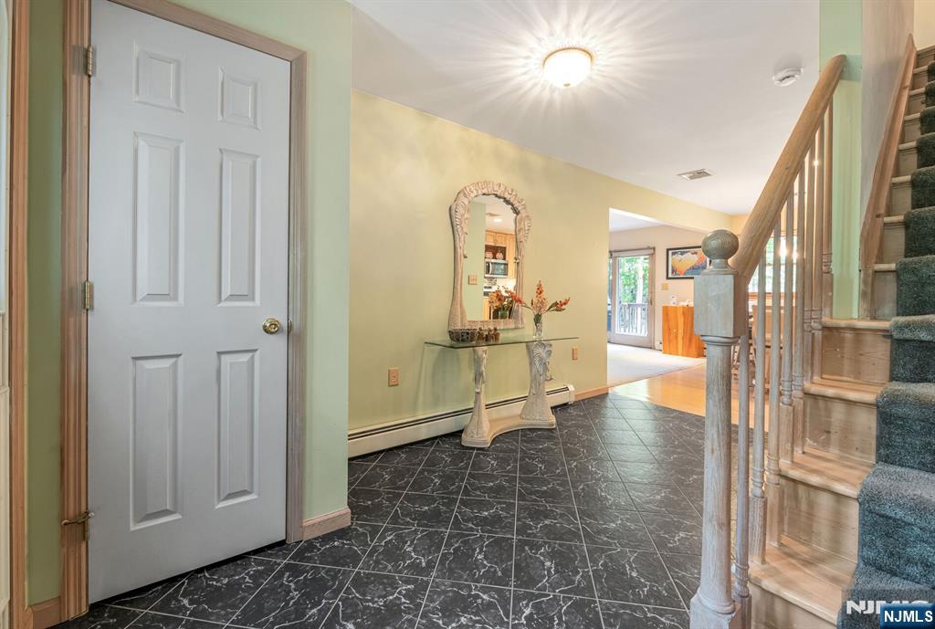 Homes for sale in Hopatcong, NJ | 9 Papoose Trl, Hopatcong, NJ 07821 | MLS# 25028695