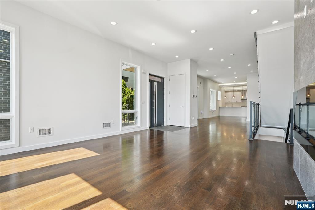 Homes for sale in Edgewater, NJ | 714 Undercliff Ave #714, Edgewater, NJ 07020 | MLS# 25028871