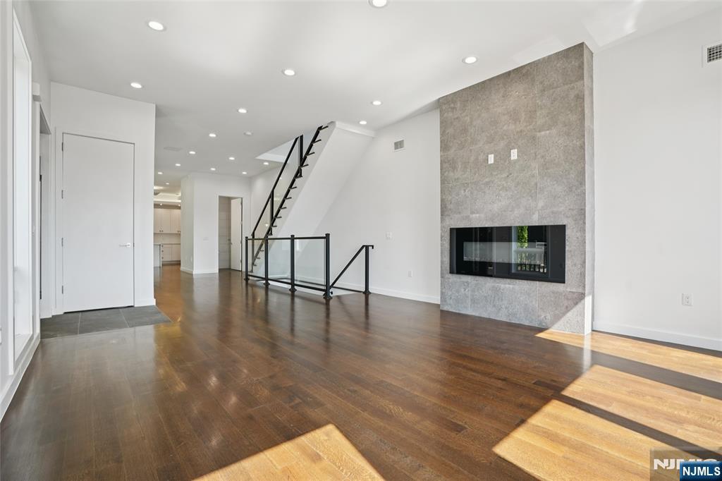 Homes for sale in Edgewater, NJ | 714 Undercliff Ave #714, Edgewater, NJ 07020 | MLS# 25028871