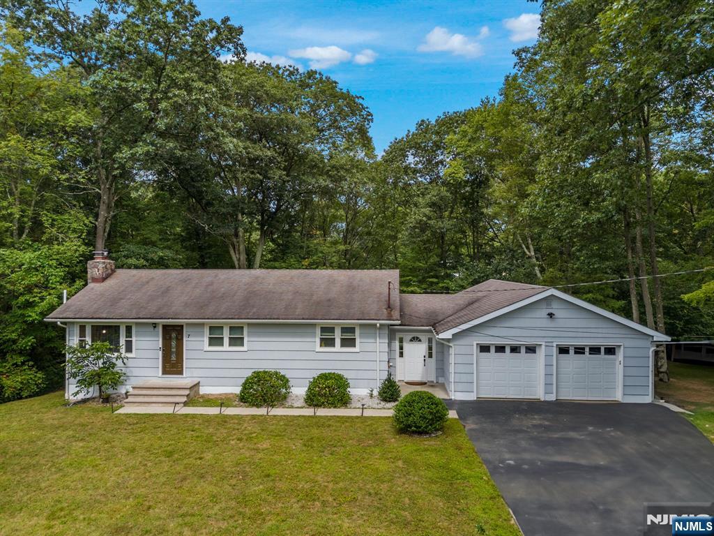 Homes for sale in Jefferson Township, NJ | 7 Pawnee Trl, Jefferson Township, NJ 07438 | MLS# 25029099