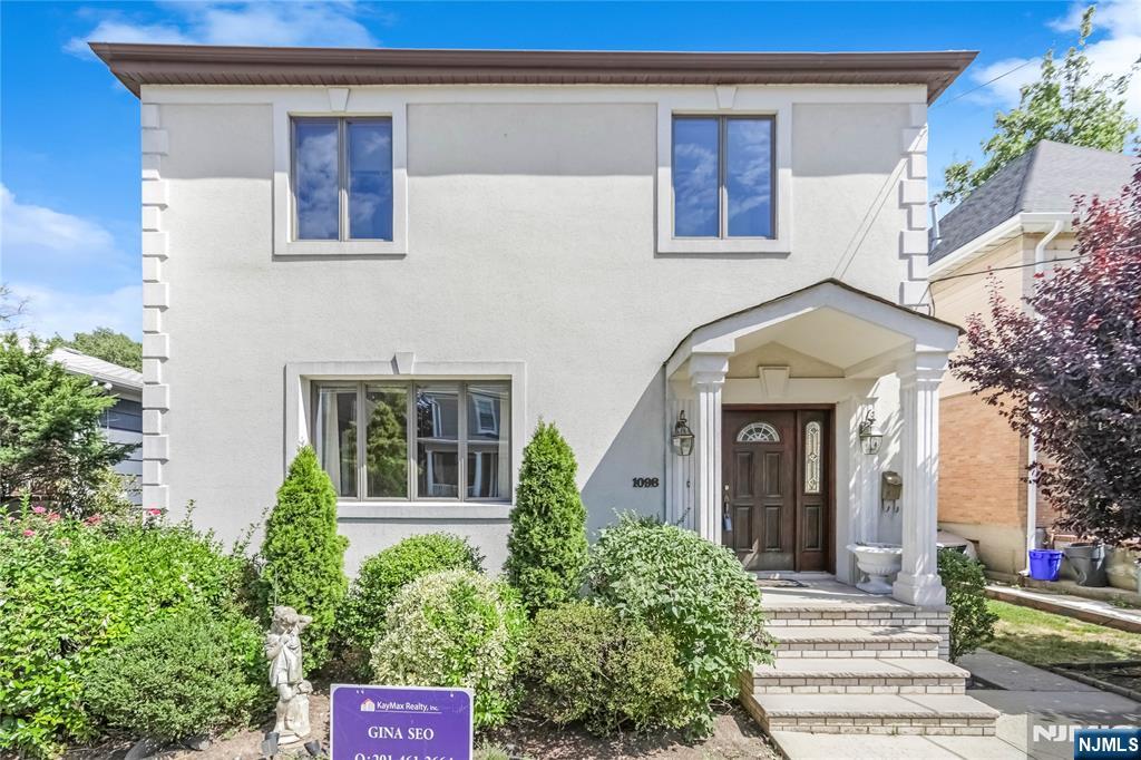$1,099,000 Colonial