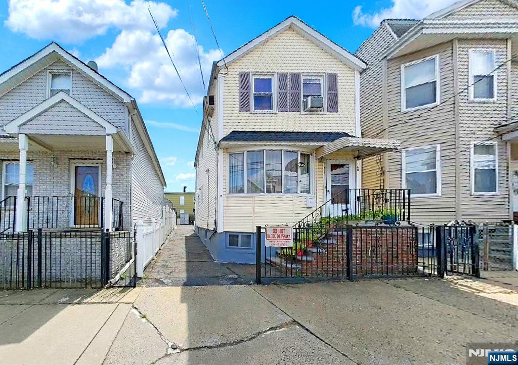 Homes for sale in Kearny, NJ | 160 Tappan St, Kearny, NJ 07032 | MLS# 25029351