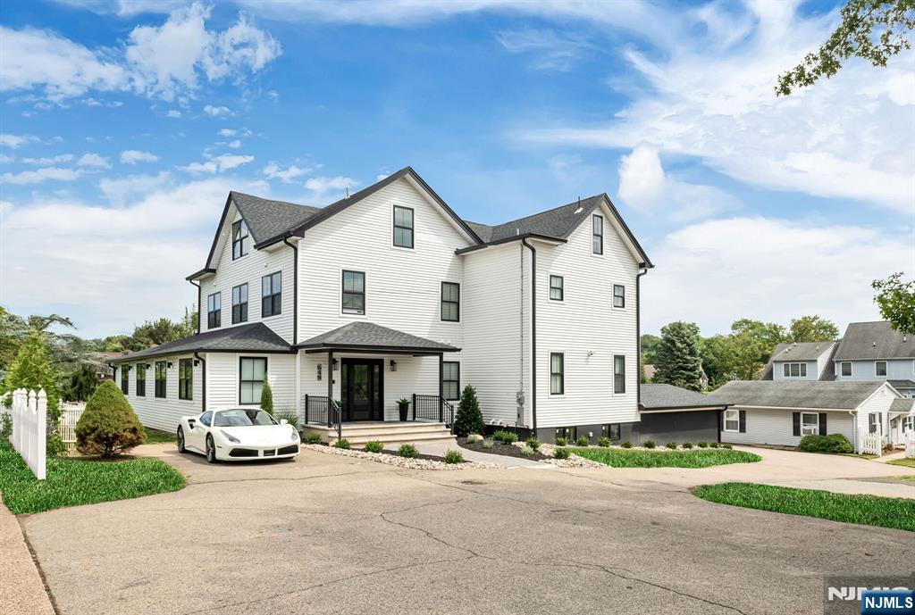 $1,688,000 Colonial