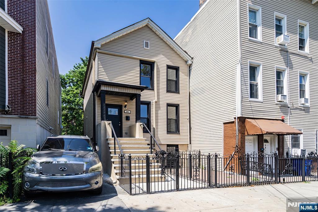 $819,000 Bi-Level