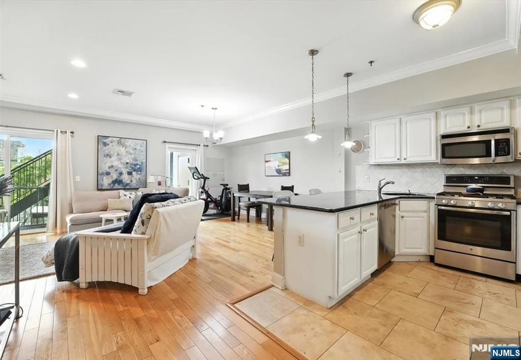 $999,000 Condo