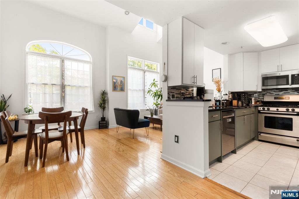 $989,900 Townhouse