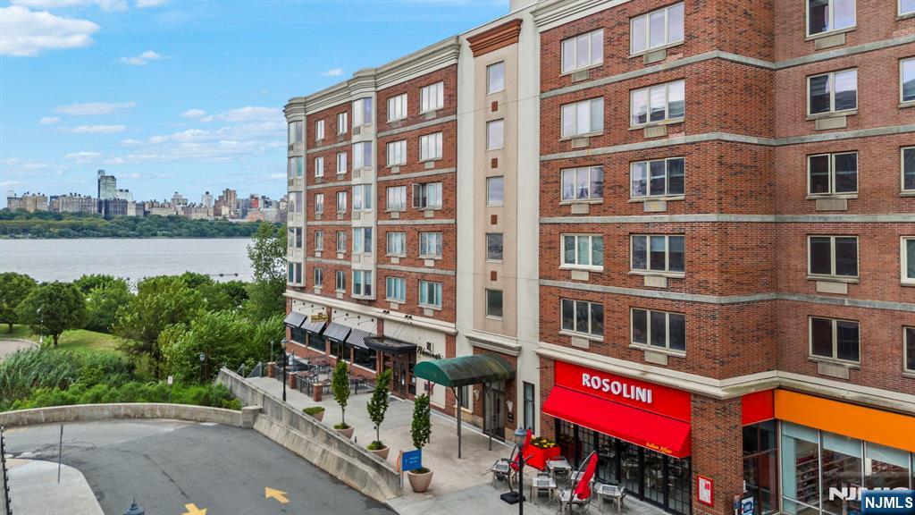 $589,000 Condo