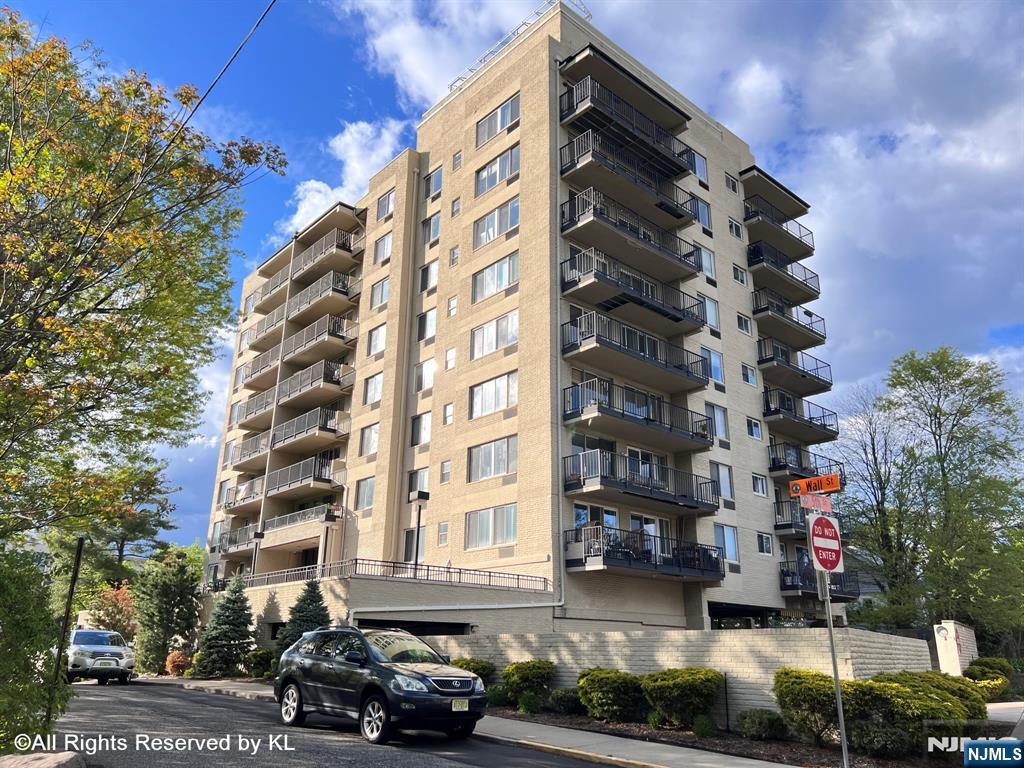 $299,900 Co-op