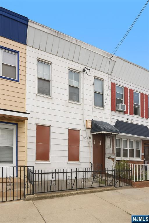 $435,000 Rowhouse