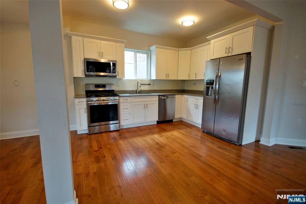 Homes for sale in Edgewater, NJ | 403 Undercliff Ave, Edgewater, NJ 07020 | MLS# 25030737