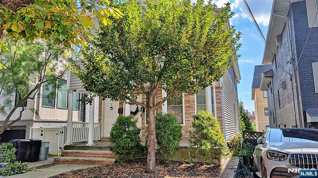 Homes for sale in Edgewater, NJ | 403 Undercliff Ave, Edgewater, NJ 07020 | MLS# 25030737