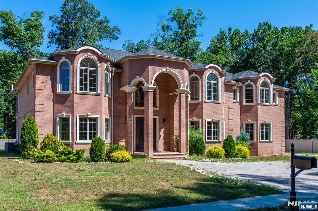 $2,199,900 Colonial