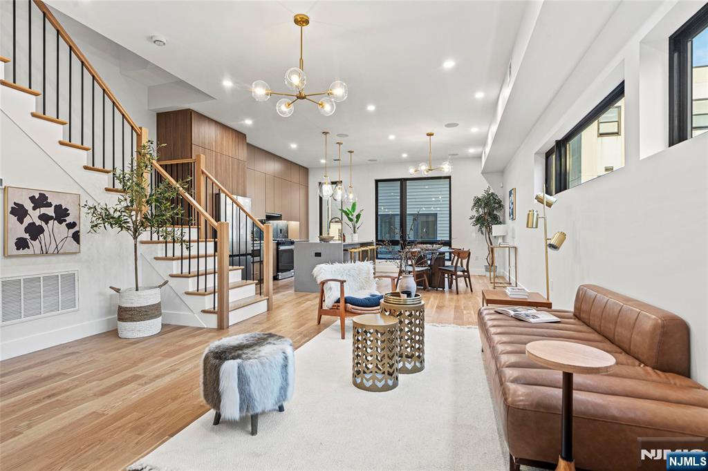 $1,049,000 Condo