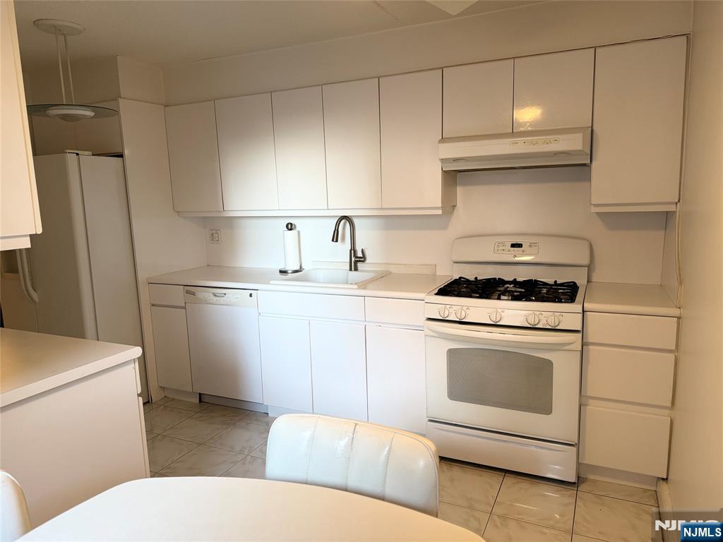 Homes for sale in Fort Lee, NJ | 326 Bridge Plaza #3E, Fort Lee, NJ 07024 | MLS# 25031076