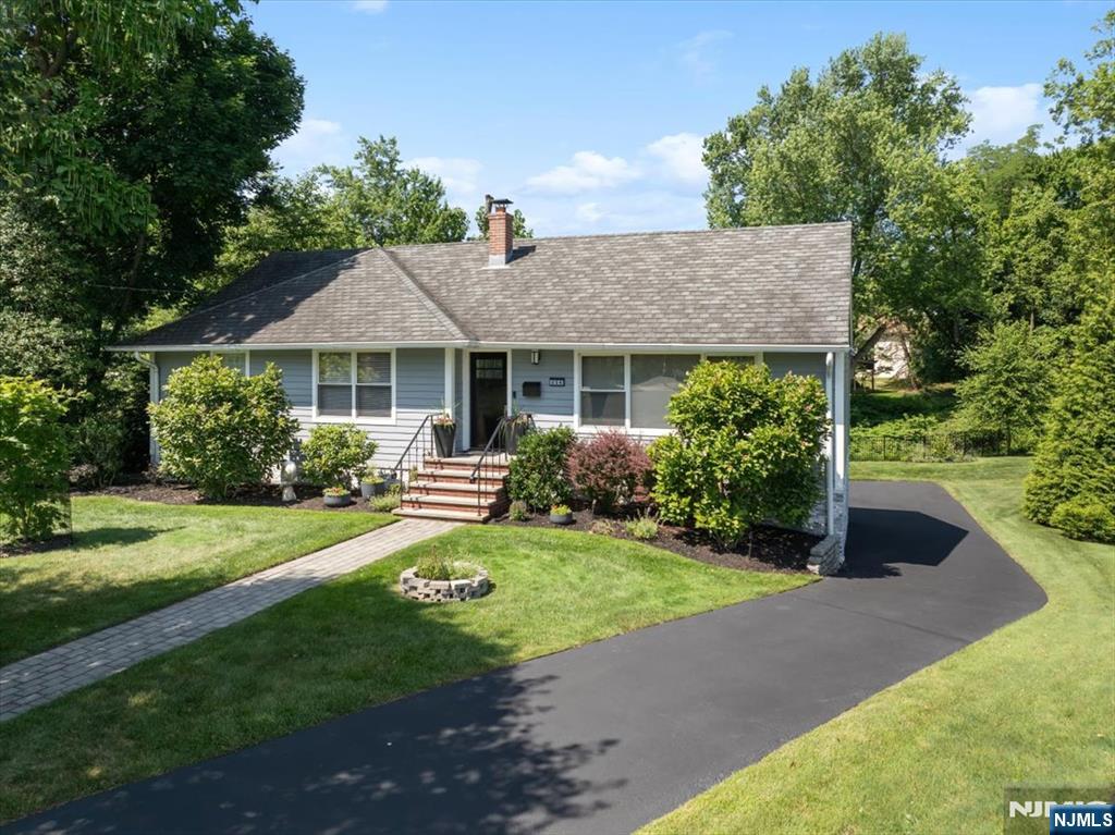 Homes for sale in New Milford, NJ | 256 Stevens Ct, New Milford, NJ 07646 | MLS# 25031181