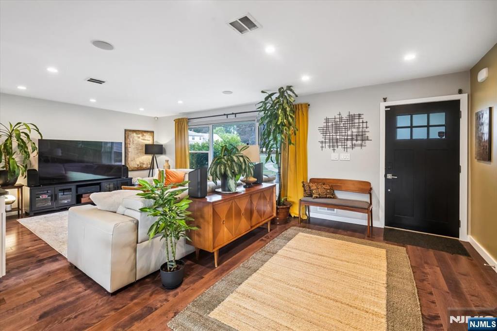 Homes for sale in New Milford, NJ | 256 Stevens Ct, New Milford, NJ 07646 | MLS# 25031181