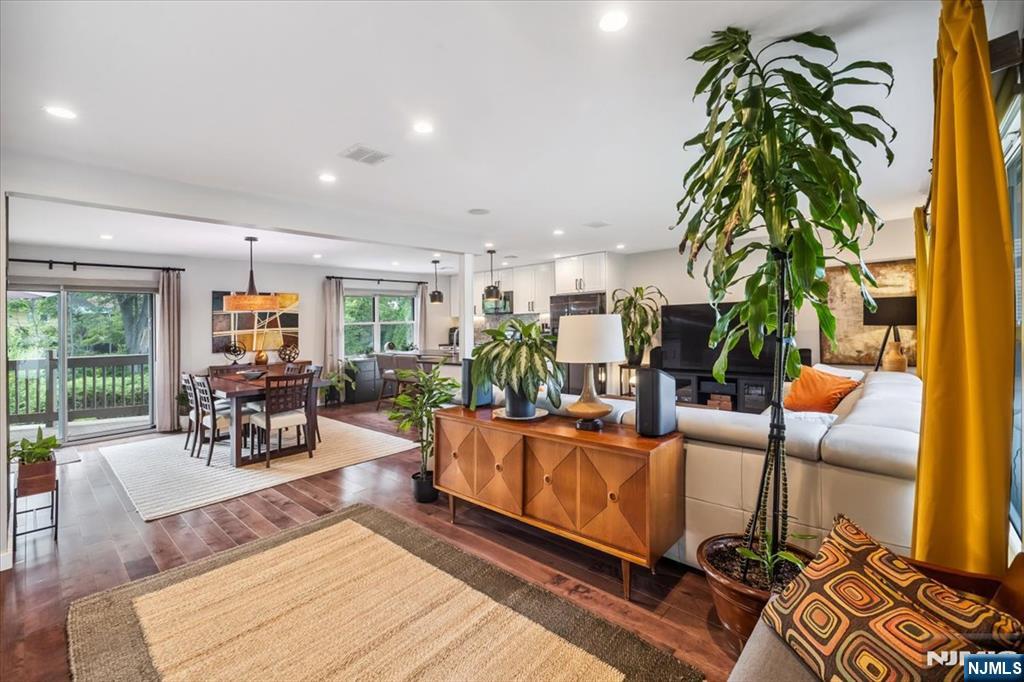 Homes for sale in New Milford, NJ | 256 Stevens Ct, New Milford, NJ 07646 | MLS# 25031181