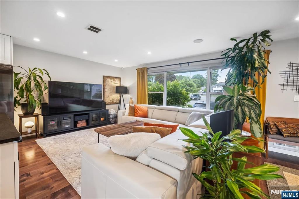 Homes for sale in New Milford, NJ | 256 Stevens Ct, New Milford, NJ 07646 | MLS# 25031181