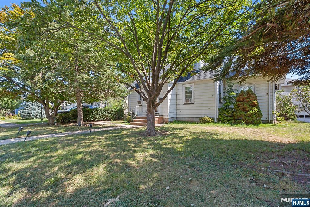 Homes for sale in Elmwood Park, NJ | 104 Echo Pl, Elmwood Park, NJ 07407 | MLS# 25031345