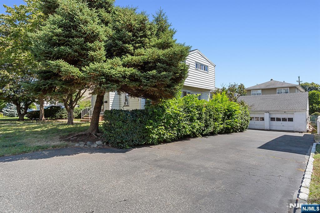 Homes for sale in Elmwood Park, NJ | 104 Echo Pl, Elmwood Park, NJ 07407 | MLS# 25031345