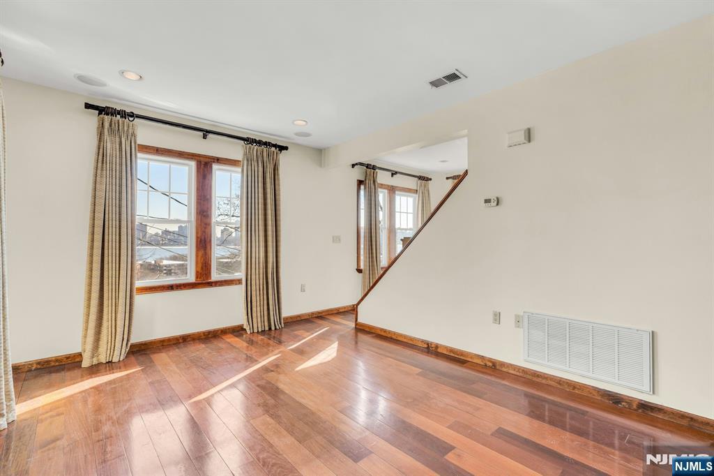 Homes for sale in Edgewater, NJ | 9 Old Wood Rd, Edgewater, NJ 07020 | MLS# 25031418