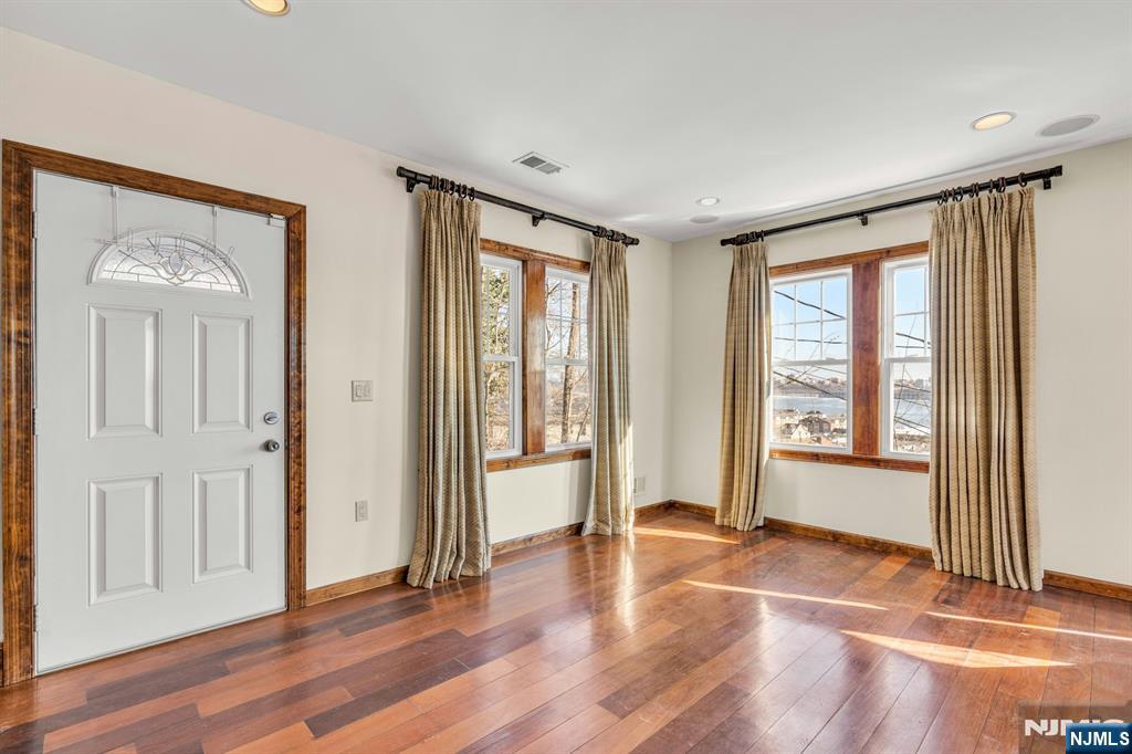 Homes for sale in Edgewater, NJ | 9 Old Wood Rd, Edgewater, NJ 07020 | MLS# 25031418