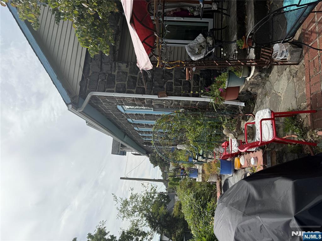 Homes for sale in Edgewater, NJ | 2 Oakdene Ter, Edgewater, NJ 07020 | MLS# 25031596