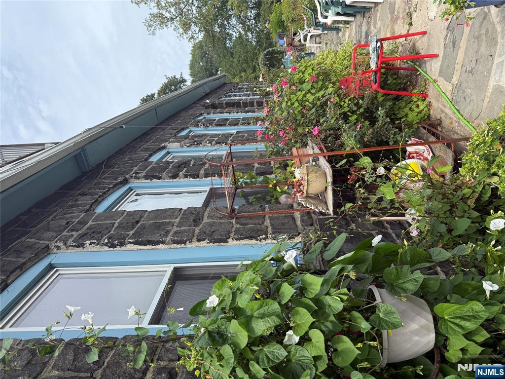 Homes for sale in Edgewater, NJ | 2 Oakdene Ter, Edgewater, NJ 07020 | MLS# 25031596