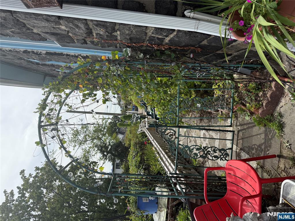 Homes for sale in Edgewater, NJ | 2 Oakdene Ter, Edgewater, NJ 07020 | MLS# 25031596