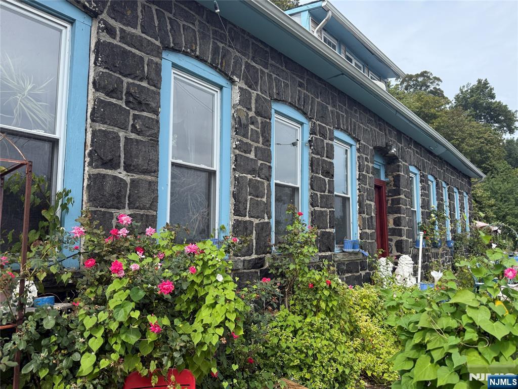 Homes for sale in Edgewater, NJ | 2 Oakdene Ter, Edgewater, NJ 07020 | MLS# 25031596