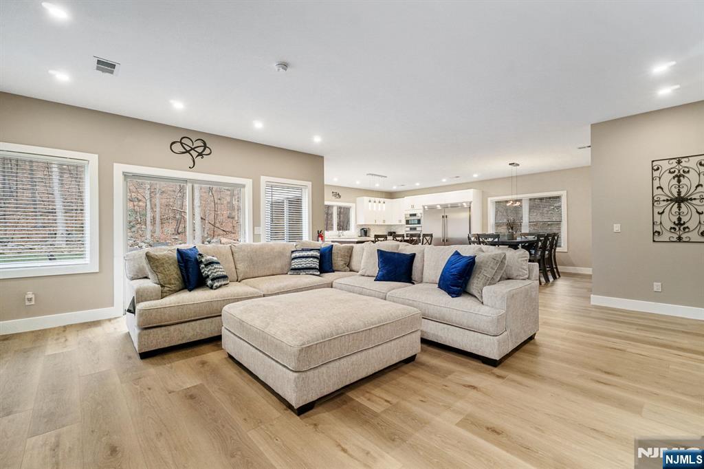 Homes for sale in Kinnelon Borough, NJ | 232 Kinnelon Rd, Kinnelon Borough, NJ 07405 | MLS# 25031609