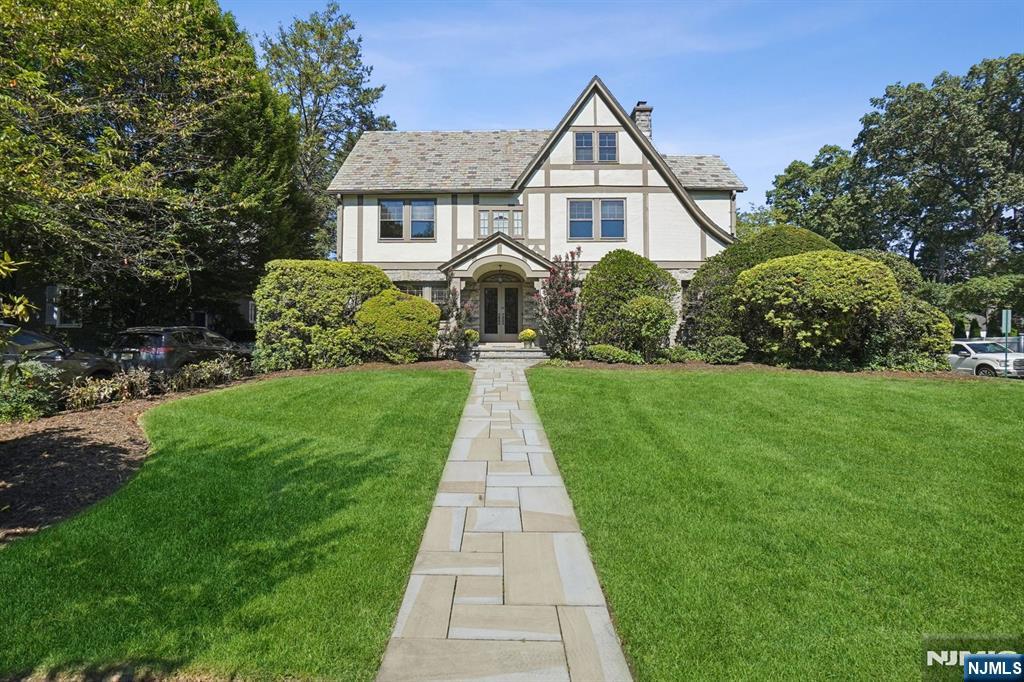 $1,249,000 Colonial