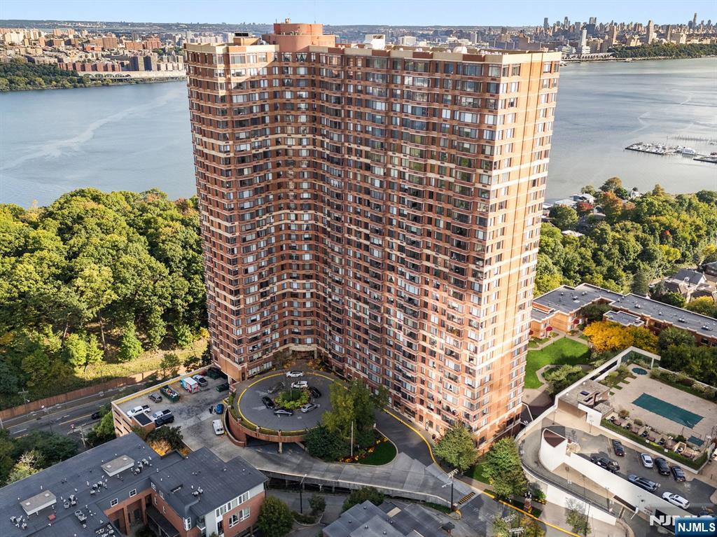$589,000 Condo