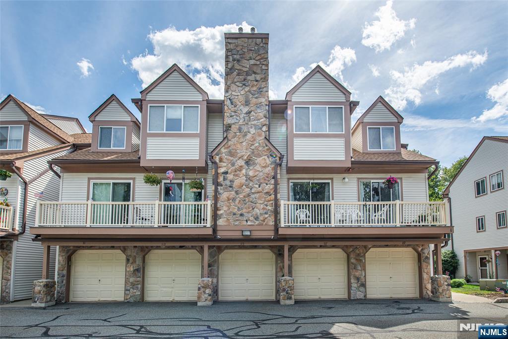 Homes for sale in Roxbury Township, NJ | 117 Woods Edge Dr, Roxbury Township, NJ 07876 | MLS# 25032365