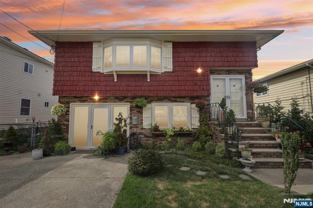 $899,000 Contemporary