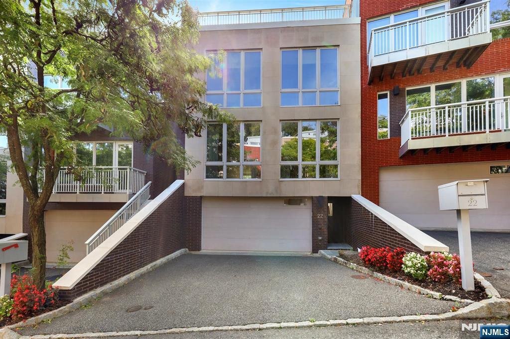 Homes for sale in Edgewater, NJ | 22 Vela Way, Edgewater, NJ 07020 | MLS# 25032519