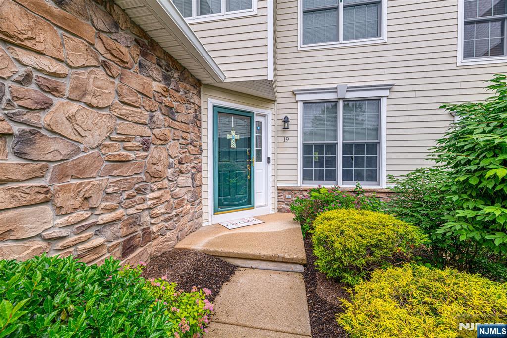 Homes for sale in Hamburg, NJ | 19 Briar Ct, Hamburg, NJ 07419 | MLS# 25032798