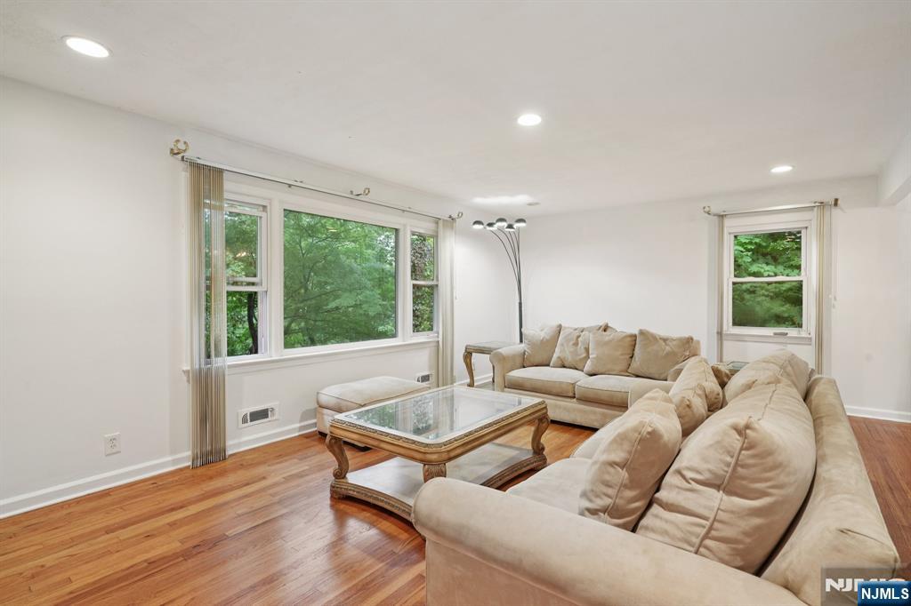 Homes for sale in Livingston, NJ | 280 Cedar St, Livingston, NJ 07039 | MLS# 25032974