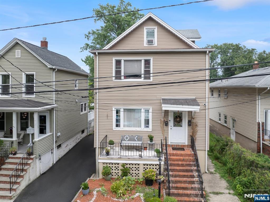 Homes for sale in Rochelle Park, NJ | 50 Oak St, Rochelle Park, NJ 07662 | MLS# 25032978